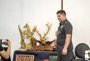 JSupt. William Manengyao, the Warden of the Male Dormitory at Cagayan de Oro City Jail, displayed the wood relief nameplate that inmates had crafted in the city facility. (Photo: SAYU/PIA-10)