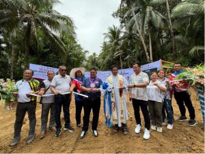 Minority Leader and 4Ps Party-list Rep. Marcelino Libanan, along with Arteche Mayor Roland Boie Evardone and Vice Mayor Roland Evardone, leads the ribbon-cutting of the new road project in Arteche, Eastern Samar, August 18. (Photo courtesy of Daisy Amor Belizar, Radyo Pilipinas Borongan)