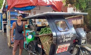 Jeffrey Badanoy, a beneficiary of the Dukwag Agrikultura program of the city government of Borongan, is a frequent exhibitor of agri-trade fairs in Eastern Samar. He sells ampalaya at a price lower than the market price. (Photo courtesy of Radyo Pilipinas)