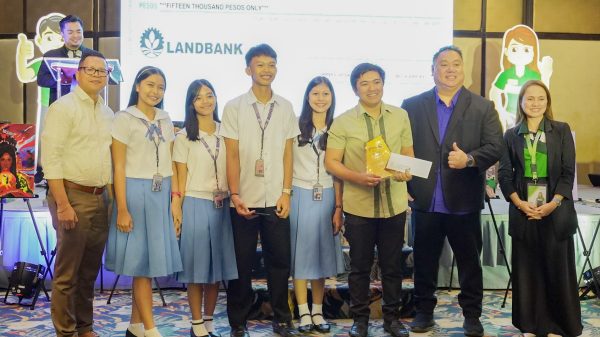 Maigo National High School, under the advisorship of Dan Michael Lagat, bested other entries and took home a P15,000 cash prize plus a certificate of recognition during PhilHealth 10's reel-making and digital poster-making contest, awarding ceremony on September 2, 2024 at Limketkai Luxe Hotel. (Photo: DCC/PIA-10)