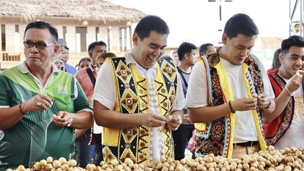 Gov. Xavier Jesus Romualdo and Mambajao Mayor Yñigo Jesus Romualdo led the start of the Lanzones Eat All You Can open for all visitors and locals who graced the Lanzones Festival grand opening program at the Ugmad Site, Cong. PPR Tourism and Sports Complex on October 20. (Photo courtesy of PGO)