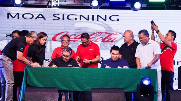 Si Gob. Xavier Jesus Romualdo mipirma og usa ka Memorandum of Agreement uban ang Coca-Cola Beverages Philippines, Inc. aron palig-onon ang mga lokal nga inisyatibo sa saktong pagdumala sa basura. (Litrato gikan sa PGO)