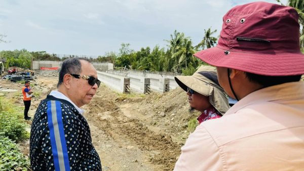 On a Saturday, Gov. Henry S. Oaminal and the DPWH Engineers inspected the infrastructure project, which included the coastal areas, diversion roads in Malaubang, Pulot, Ozamiz City, San Apo, and Maloro, Tangub City, as well as the new access roads connecting to the Panguil Bay Bridge. This road network will let cargo from the Ozamiz port bypass city centers, easing traffic and cutting travel time. With the bridge now open, both Governor Oaminal and Congressman Ando Oaminal are pushing for additional coastal routes for public accessibility. (Photo courtesy of PGMO)