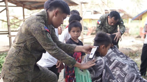 The Philippine Army’s 2nd Mechanized Infantry Brigade, offered free haircut services to children in Tagoloan, Lanao del Norte during the Bagong Pilipinas Info-Serbisyo Caravan. (Photo: DCC/PIA-10)