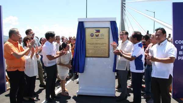 President Ferdinand Marcos Jr. and First Lady Louise Araneta-Marcos, along with Department of Public Works and Highways Secretary Manuel M. Bonoan, Misamis Occidental Gov. Henry Oaminal Sr., and Lanao del Norte Gov. Imelda 'Angging' Quibranza-Dimaporo, led the unveiling of the Panguil Bay Bridge's marker. (Photo: JAKA/PIA-10/Lanao del Norte)
