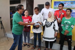 Vice Gov. Allan Lim of Lanao del Norte leads the ceremonial distribution of the Presidential Assistance to Farmers, Fisherfolk, and Families program to farmers affected by the El Niño phenomenon. (Photo: ADD/PIA-10/Lanao del Norte)