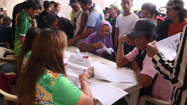 Farmers in Lanao del Norte affected by El Niño receive P10,000 cash assistance each through the Presidential Assistance to Farmers, Fisherfolk, and Families program for their recovery amid challenging drought conditions. (Photo: ADD/PIA-10/Lanao del Norte)