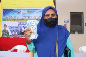 Aisa Ampaso from Bacolod, Lanao del Norte, received P10,000 in cash assistance through the Presidential Assistance to Farmers, Fisherfolk, and Families program. (Photo: ADD/PIA-10/Lanao del Norte)