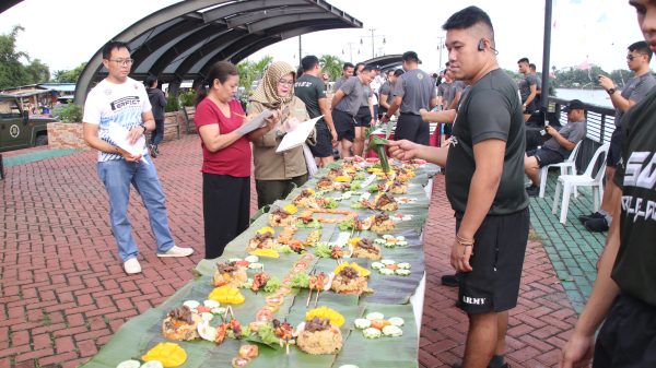 The City Mayor's Office showcased a breakfast dish at the second longest boodle fight, "Pamahaw sa Suba," at the Esplanade. (Photo: ADD/PIA-10/Lanao del Norte)