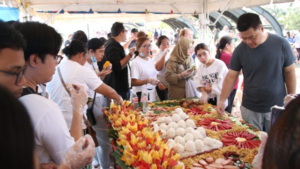 The City Mayor's Office showcased a breakfast dish at the second longest boodle fight, "Pamahaw sa Suba," at the Esplanade. (Photo: ADD/PIA-10/Lanao del Norte)