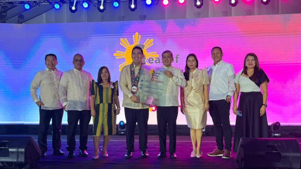 Gov. Xavier Jesus Romualdo (3rd from left) received the Seal of Good Local Governance award at the Manila Hotel on December 9. (Photo courtesy of LGU Camiguin)