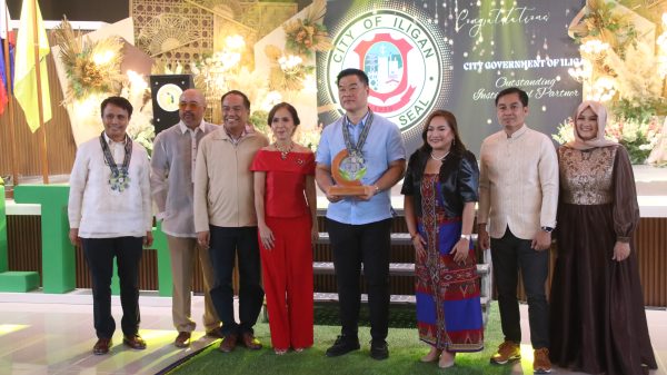 The city government of Iligan receives a plaque of recognition from the Local Health Insurance Office-Iligan for its contribution to the successful implementation of universal health care. (Photo: ADD/PIA-10/Lanao del Norte)