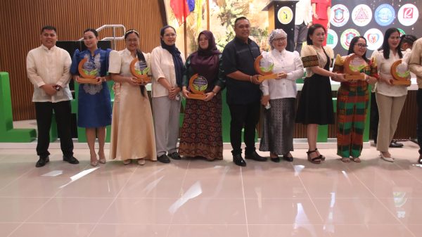 The Philippine Health Insurance Corporation honored its outstanding institutional partners in Iligan City and Lanao del Norte province at the 4th Gawad Pagkilala: PhilHealth Champions 2024. (Photo: ADD/PIA-10/Lanao del Norte)