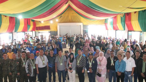 Key officials of the government with the beneficiaries of the housing project at Camp Bilal in Munai, Lanao del Norte. (Photo: ADD/PIA-10/Lanao del Norte)